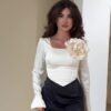 فستان من الساتان وخياطة بألوان متباينة وإكسسوارات الزهور