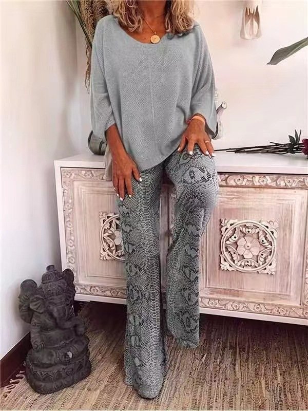 بدلة نسائية بنطال مطبوع بلون سادة