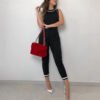 بذلة برقبة دائرية بدون أكمام وبألوان متباينة