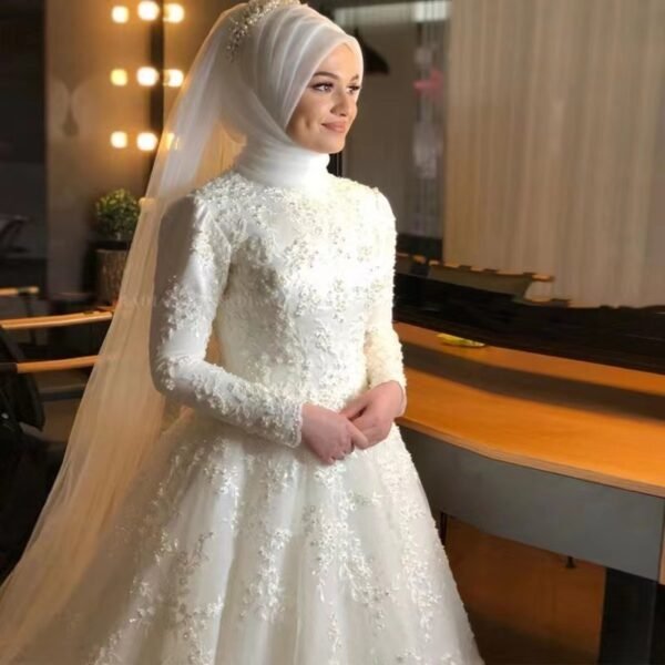 فستان زفاف أبيض طويل الأكمام كريمة