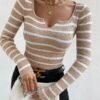 بلوزة محبوكة بأكمام طويلة وقصّة Slim-fit كاجوال