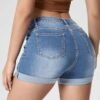 شورت نسائي من قماش الدنيم ذو فتحات عالية المرونة وخصر عالٍ
