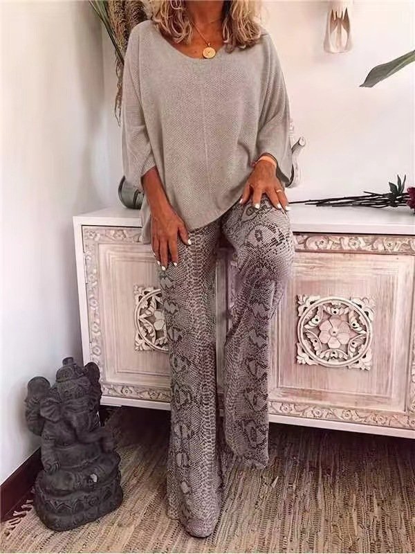 بدلة نسائية بنطال مطبوع بلون سادة