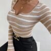 بلوزة محبوكة بأكمام طويلة وقصّة Slim-fit كاجوال