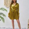 فستان Design Sense ذو طيات وأكمام طويلة وأربطة بلون سادة ورقبة على شكل حرف V