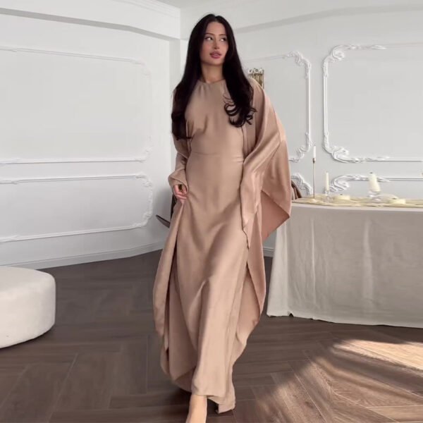 فستان عصري برقبة دائرية بلون سادة