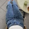 جينز مائل بخصر متقاطع ومطرز بأرجل مستقيمة وحاشية مهترئة