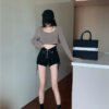 بنطال أسود صغير وواسع الساق رفيع وخصر مرتفع