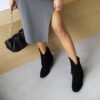 حذاء رعاة البقر مطرز بمقدمة مربعة وكعب مكتنز وكعب قصير للنساء