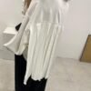 قميص نسائي فضفاض ذو طية صدر السترة وأكمام طويلة