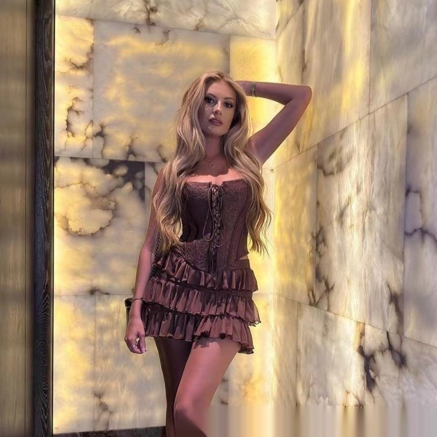 فستان بني جديد يحتوي على هيكل سمكة مربوط على شكل كعكة متوسطة الطول