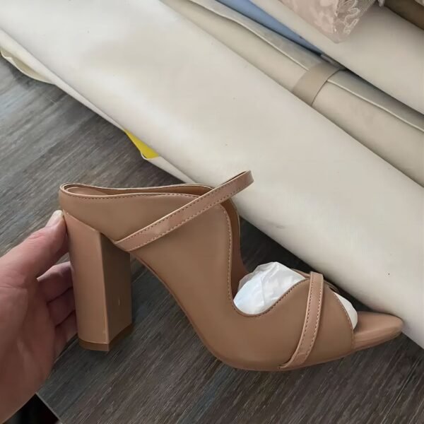 صنادل عصرية بغطاء للأصابع معدنية للنساء