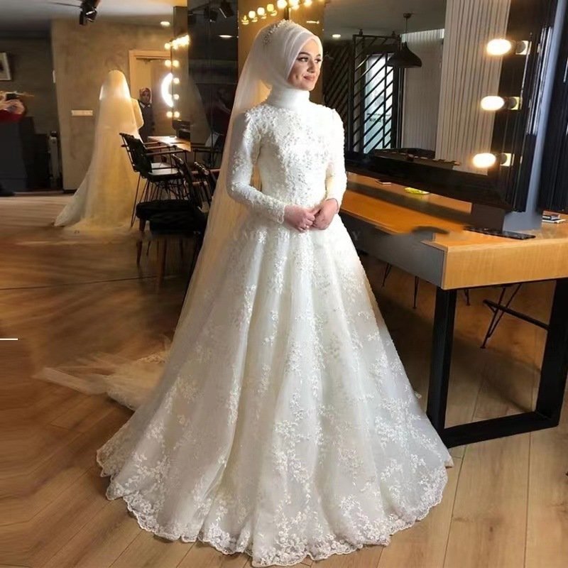 فستان زفاف أبيض طويل الأكمام كريمة