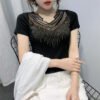 تي شيرت نسائي بأكمام قصيرة ورقبة على شكل حرف V من القماش الشبكي