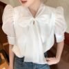 بلوزة نسائية بأكمام منفوخة مع فيونكة من تصميم Design Sense