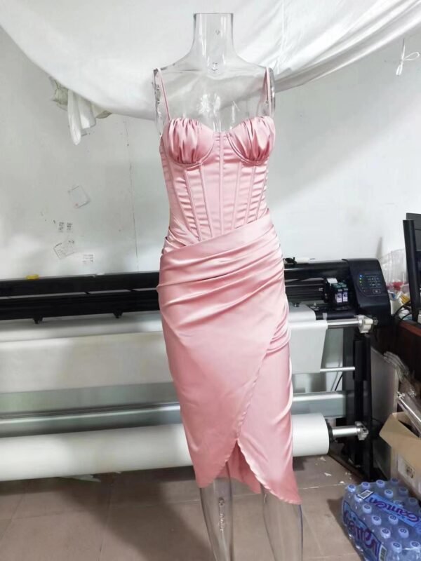 فستان بقصة ضيقة بدون ظهر وبتصميم أوروبي وأمريكي وبشق متوسط ​​الطول على شكل هيكل السمكة