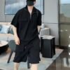 طقم مكون من قطعتين يتكون من تي شيرت وشورت وأكمام قصيرة