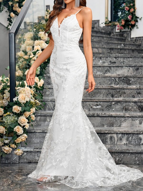 فستان نسائي ضيق وعصري