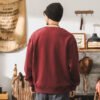 قميص أحمر أرجواني فضفاض وبسيط للرجال