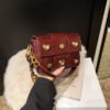 حقيبة كتف نسائية بخياطة عصرية على شكل مربع صغير برشام