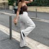 جينز مستقيم للمرأة في أزياء الخريف