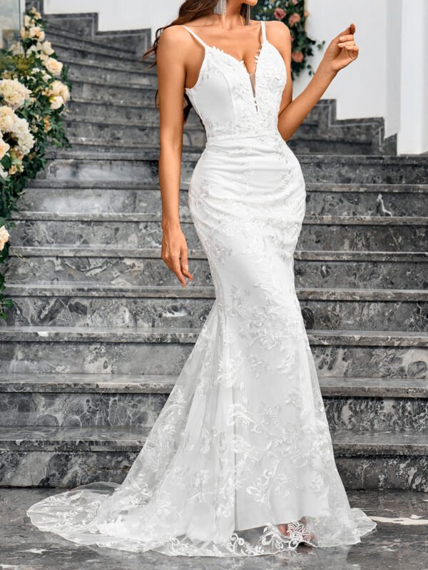 فستان نسائي ضيق وعصري