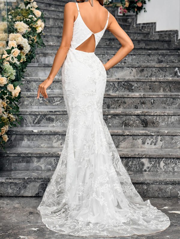 فستان نسائي ضيق وعصري