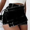 تنورة قصيرة ضيقة من قماش الدنيم بتصميم Y2K Street Vintage مع خصر متداخل وحزام غير متماثل وتنورة قصيرة ضيقة على شكل حرف A