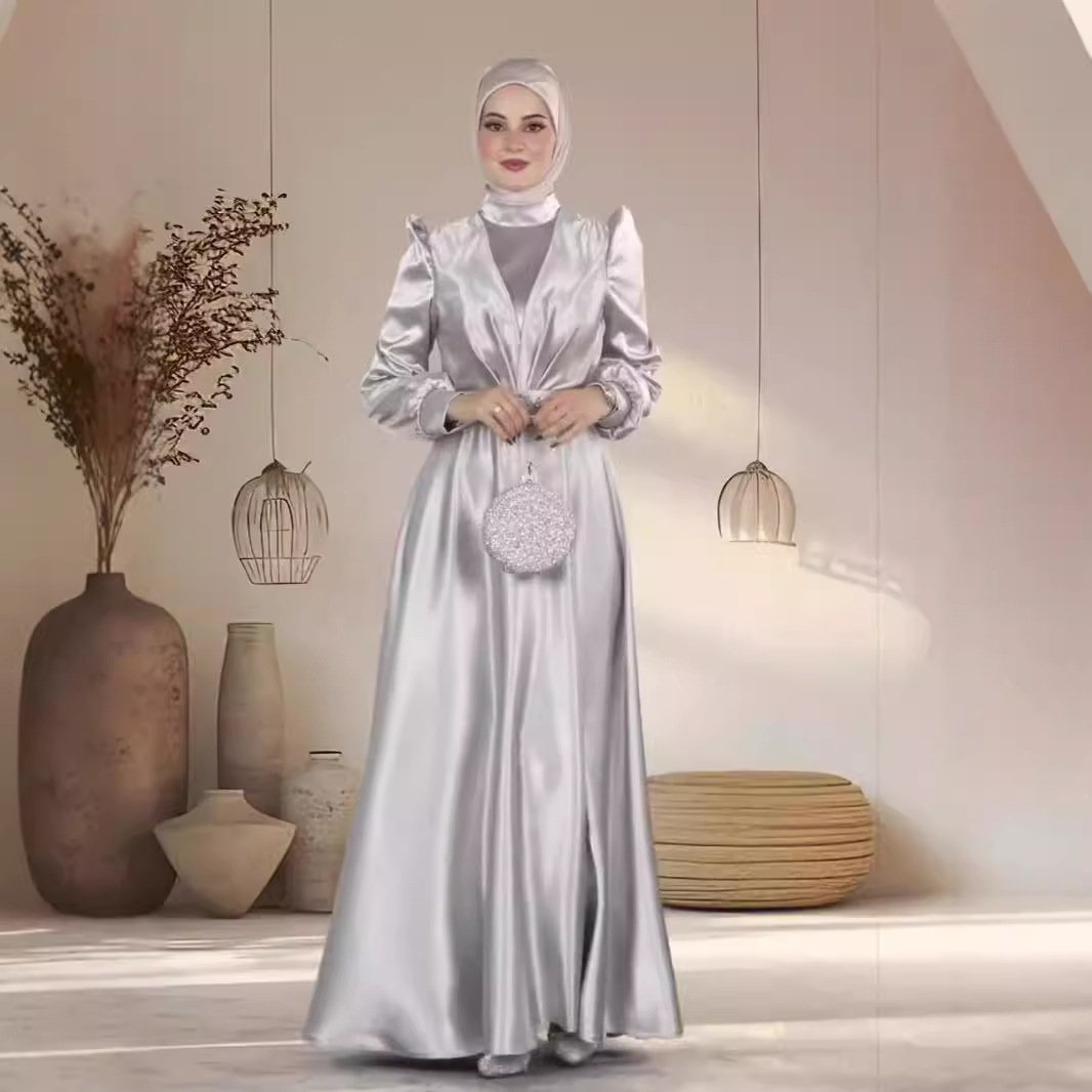 فستان طويل من الساتان رشيق للنساء