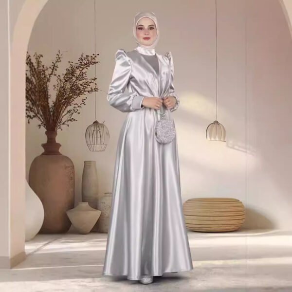 فستان طويل من الساتان رشيق للنساء