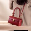 حقيبة كتف ريترو نسائية عصرية باللون الأحمر