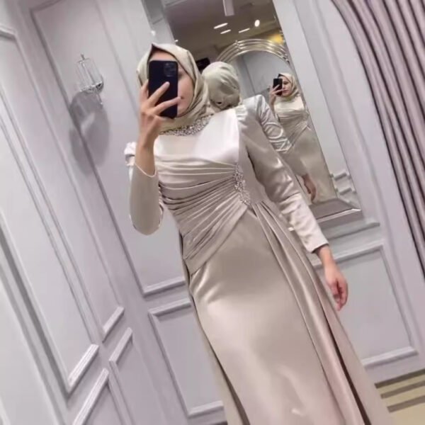 فستان نسائي أنيق غير منتظم بأكمام طويلة مرصع بالألماس من الشرق الأوسط دبي