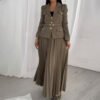 بدلة نسائية أنيقة ذات لون خالص وطية صدر السترة