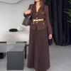 بدلة نسائية أنيقة ذات لون خالص وطية صدر السترة