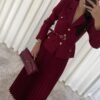 بدلة نسائية أنيقة ذات لون خالص وطية صدر السترة