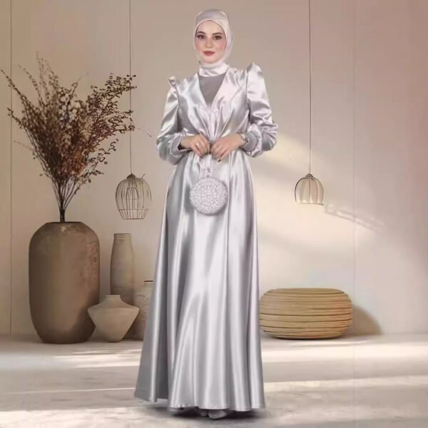 فستان طويل من الساتان رشيق للنساء