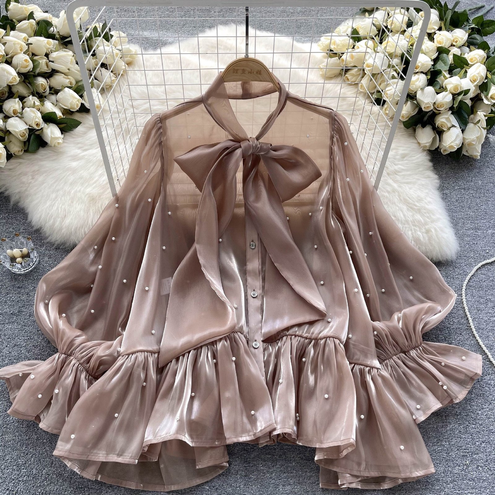 قميص بتصميم متخصص مع أكمام جرس BOWKNOT مطرز