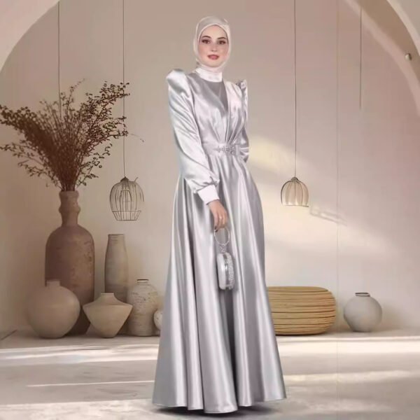 فستان طويل من الساتان رشيق للنساء