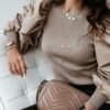 بلوزة نسائية مرقعة بأكمام منفوخة