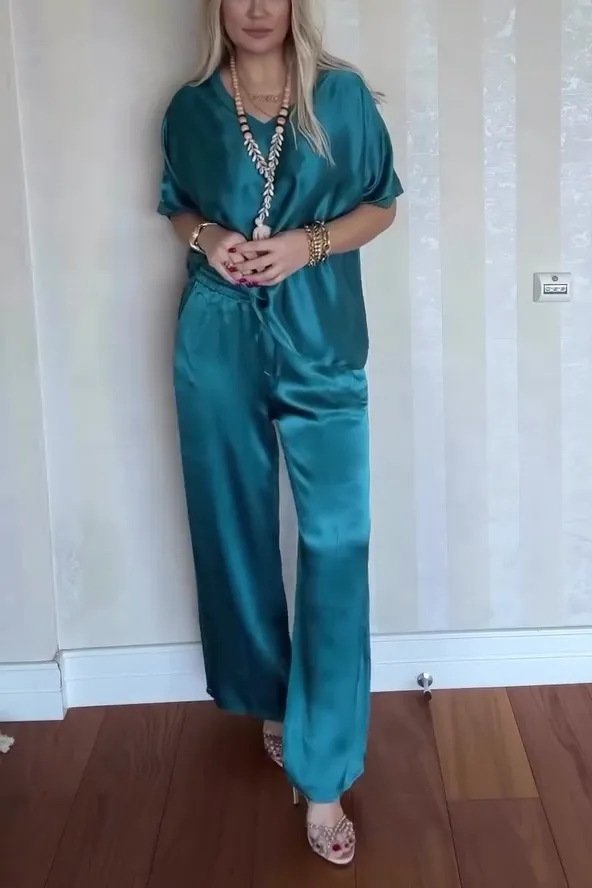 بدلة نسائية مريحة من الساتان بأكمام قصيرة ورقبة على شكل حرف V