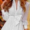 فستان قميص أبيض شبكي بأكمام طويلة وخصر ملائم