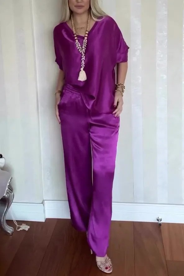 بدلة نسائية مريحة من الساتان بأكمام قصيرة ورقبة على شكل حرف V