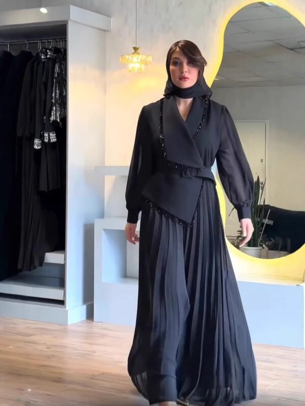 بدلة مكونة من قطعتين ذات ياقة كبيرة وخياطة مطوية بلون واحد