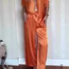 بدلة نسائية مريحة من الساتان بأكمام قصيرة ورقبة على شكل حرف V