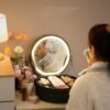 حقيبة مكياج دائرية ذكية مزودة بمرآة وإضاءة LED حقيبة تجميل نسائية كبيرة الحجم من الجلد الصناعي لتنظيم أدوات التجميل