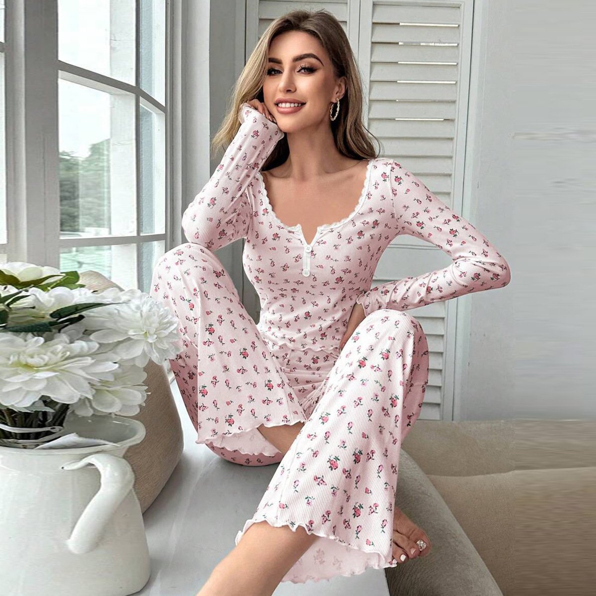 بدلة نسائية مكونة من قطعتين من الدانتيل بتصميم عصري مخصص