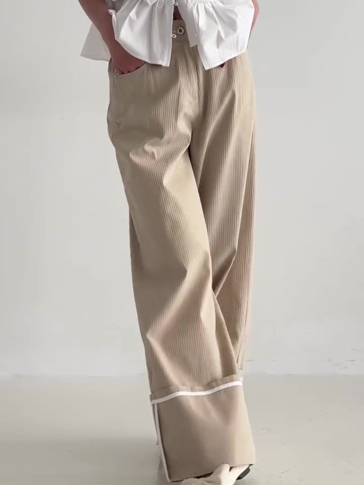 بنطال كاكي عالي الخصر وواسع الساق