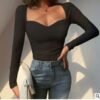 تي شيرت نسائي ضيق الصدر بلون سادة مكشوف عند الكتف ورقبة كبيرة