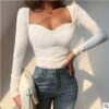 تي شيرت نسائي ضيق الصدر بلون سادة مكشوف عند الكتف ورقبة كبيرة