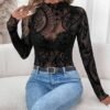 تي شيرت نسائي بأكمام طويلة من قماش شبكي مطبوع عليه فطريات بيزلي